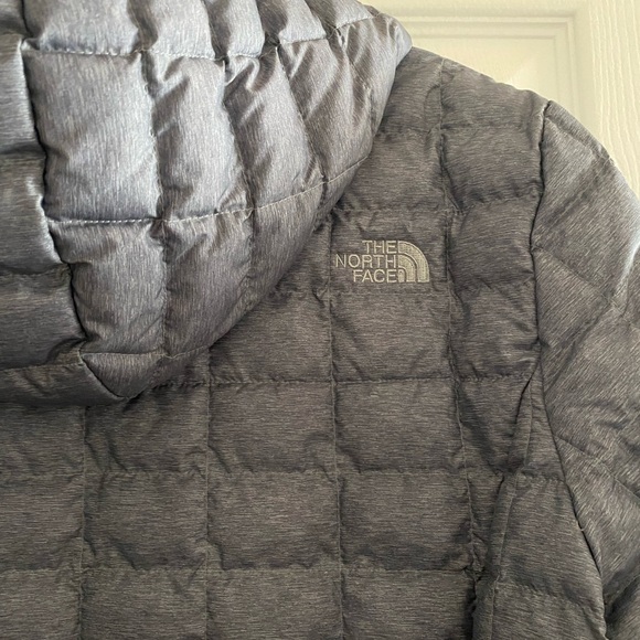 The North Face Gray Thermo ball quilted parka - women’s medium - Picture 4 of 5